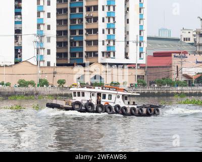 Schlepper auf dem Pasig River in der Nähe von Intramuros in Manila, der Hauptstadt der Philippinen. Stockfoto