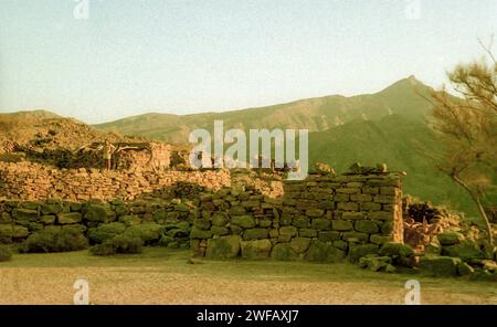 Ein abgelegenes Bergdorf, verlassen vom Shihuh-Stamm, der durch das Versprechen von Wasser, Schulen und Kliniken an die Küste gelockt wurde. Musandam-Halbinsel, Oman. Ca. 1984-85 Stockfoto