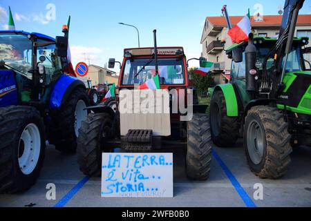 Eine Gruppe von Landwirten aus der Provinz Avellino äußerte ihre Ablehnung der Agrarpolitik der Europäischen Gemeinschaft. Friedlicher Protest durch den Einsatz ihrer Feldtraktoren mit exponierten verschiedenen Schildern mit verschiedenen Schriften alle zur Verteidigung der italienischen Landwirtschaft. Am Ende der langen Versammlung führten alle Teilnehmer eine lange friedliche Prozession durch die Straßen der Stadt Kampanien an der Grenze zu Apulien durch. Ähnliche Demonstrationen haben sich in den letzten Januartagen 2024 in vielen anderen Teilen Italiens vom Norden bis zum Süden des Landes ausgebreitet. Das einzige Motto: „We def Stockfoto