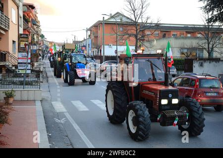 Eine Gruppe von Landwirten aus der Provinz Avellino äußerte ihre Ablehnung der Agrarpolitik der Europäischen Gemeinschaft. Friedlicher Protest durch den Einsatz ihrer Feldtraktoren mit exponierten verschiedenen Schildern mit verschiedenen Schriften alle zur Verteidigung der italienischen Landwirtschaft. Am Ende der langen Versammlung führten alle Teilnehmer eine lange friedliche Prozession durch die Straßen der Stadt Kampanien an der Grenze zu Apulien durch. Ähnliche Demonstrationen haben sich in den letzten Januartagen 2024 in vielen anderen Teilen Italiens vom Norden bis zum Süden des Landes ausgebreitet. Das einzige Motto: „We def Stockfoto