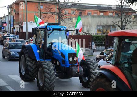 Eine Gruppe von Landwirten aus der Provinz Avellino äußerte ihre Ablehnung der Agrarpolitik der Europäischen Gemeinschaft. Friedlicher Protest durch den Einsatz ihrer Feldtraktoren mit exponierten verschiedenen Schildern mit verschiedenen Schriften alle zur Verteidigung der italienischen Landwirtschaft. Am Ende der langen Versammlung führten alle Teilnehmer eine lange friedliche Prozession durch die Straßen der Stadt Kampanien an der Grenze zu Apulien durch. Ähnliche Demonstrationen haben sich in den letzten Januartagen 2024 in vielen anderen Teilen Italiens vom Norden bis zum Süden des Landes ausgebreitet. Das einzige Motto: „We def Stockfoto