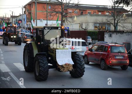 Eine Gruppe von Landwirten aus der Provinz Avellino äußerte ihre Ablehnung der Agrarpolitik der Europäischen Gemeinschaft. Friedlicher Protest durch den Einsatz ihrer Feldtraktoren mit exponierten verschiedenen Schildern mit verschiedenen Schriften alle zur Verteidigung der italienischen Landwirtschaft. Am Ende der langen Versammlung führten alle Teilnehmer eine lange friedliche Prozession durch die Straßen der Stadt Kampanien an der Grenze zu Apulien durch. Ähnliche Demonstrationen haben sich in den letzten Januartagen 2024 in vielen anderen Teilen Italiens vom Norden bis zum Süden des Landes ausgebreitet. Das einzige Motto: „We def Stockfoto