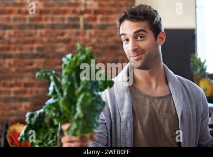 Porträt, Spinat oder Happy man Shopping im Supermarkt für Lebensmittelgeschäfte oder Rabatte. Werbeaktion, Angebot oder Kunde, der frische Produkte für die Ernährung gibt Stockfoto