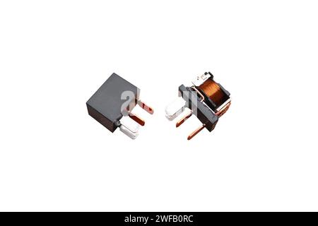 Kfz-Relais oder elektromagnetisches Kfz-Relais isoliert auf weißem Hintergrund , Innen- und Außenansicht , Kfz-Ersatzteilkonzept Stockfoto