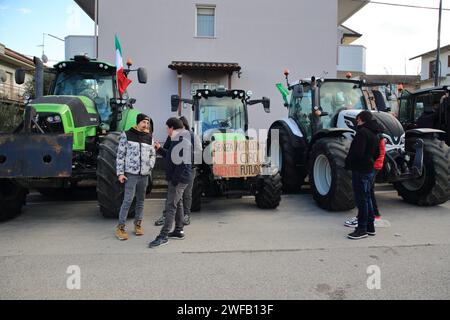 29. Januar 2024, Grottaminarda, Campania/Avellino, Italien: Eine Gruppe von Landwirten aus der Provinz Avellino äußerte ihre Ablehnung der Agrarpolitik der Europäischen Gemeinschaft. Friedlicher Protest durch den Einsatz ihrer Feldtraktoren mit exponierten verschiedenen Schildern mit verschiedenen Schriften alle zur Verteidigung der italienischen Landwirtschaft. Am Ende der langen Versammlung führten alle Teilnehmer eine lange friedliche Prozession durch die Straßen der Stadt Kampanien an der Grenze zu Apulien durch. Ähnliche Demonstrationen haben sich in den letzten Januartagen 2024 in vielen anderen Teilen Italiens ausgebreitet Stockfoto