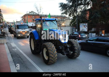 29. Januar 2024, Grottaminarda, Campania/Avellino, Italien: Eine Gruppe von Landwirten aus der Provinz Avellino äußerte ihre Ablehnung der Agrarpolitik der Europäischen Gemeinschaft. Friedlicher Protest durch den Einsatz ihrer Feldtraktoren mit exponierten verschiedenen Schildern mit verschiedenen Schriften alle zur Verteidigung der italienischen Landwirtschaft. Am Ende der langen Versammlung führten alle Teilnehmer eine lange friedliche Prozession durch die Straßen der Stadt Kampanien an der Grenze zu Apulien durch. Ähnliche Demonstrationen haben sich in den letzten Januartagen 2024 in vielen anderen Teilen Italiens ausgebreitet Stockfoto