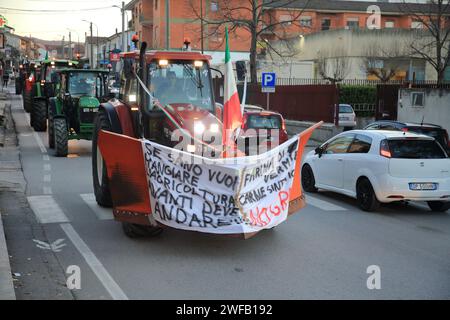 29. Januar 2024, Grottaminarda, Campania/Avellino, Italien: Eine Gruppe von Landwirten aus der Provinz Avellino äußerte ihre Ablehnung der Agrarpolitik der Europäischen Gemeinschaft. Friedlicher Protest durch den Einsatz ihrer Feldtraktoren mit exponierten verschiedenen Schildern mit verschiedenen Schriften alle zur Verteidigung der italienischen Landwirtschaft. Am Ende der langen Versammlung führten alle Teilnehmer eine lange friedliche Prozession durch die Straßen der Stadt Kampanien an der Grenze zu Apulien durch. Ähnliche Demonstrationen haben sich in den letzten Januartagen 2024 in vielen anderen Teilen Italiens ausgebreitet Stockfoto