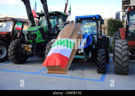 29. Januar 2024, Grottaminarda, Campania/Avellino, Italien: Eine Gruppe von Landwirten aus der Provinz Avellino äußerte ihre Ablehnung der Agrarpolitik der Europäischen Gemeinschaft. Friedlicher Protest durch den Einsatz ihrer Feldtraktoren mit exponierten verschiedenen Schildern mit verschiedenen Schriften alle zur Verteidigung der italienischen Landwirtschaft. Am Ende der langen Versammlung führten alle Teilnehmer eine lange friedliche Prozession durch die Straßen der Stadt Kampanien an der Grenze zu Apulien durch. Ähnliche Demonstrationen haben sich in den letzten Januartagen 2024 in vielen anderen Teilen Italiens ausgebreitet Stockfoto