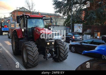 29. Januar 2024, Grottaminarda, Campania/Avellino, Italien: Eine Gruppe von Landwirten aus der Provinz Avellino äußerte ihre Ablehnung der Agrarpolitik der Europäischen Gemeinschaft. Friedlicher Protest durch den Einsatz ihrer Feldtraktoren mit exponierten verschiedenen Schildern mit verschiedenen Schriften alle zur Verteidigung der italienischen Landwirtschaft. Am Ende der langen Versammlung führten alle Teilnehmer eine lange friedliche Prozession durch die Straßen der Stadt Kampanien an der Grenze zu Apulien durch. Ähnliche Demonstrationen haben sich in den letzten Januartagen 2024 in vielen anderen Teilen Italiens ausgebreitet Stockfoto