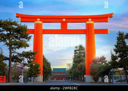 Kyoto, Japan - 2. April 2023: Heian-Schrein, erbaut anlässlich des 1100. Jahrestages der Gründung der Hauptstadt in Kyoto, gewidmet den Geistern von Kyoto Stockfoto