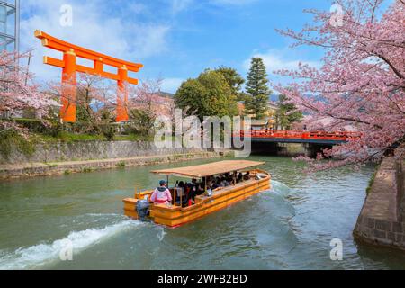 Kyoto, Japan - 2. April 2023: Bootstour auf dem Okazaki Jikkokubune, 3 km vom Nanzenji-Bootsanleger zum Ebisu-Staudamm und hin- und Rückfahrt Stockfoto