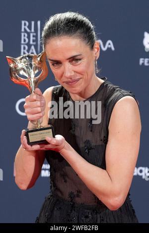 Madrid, Spanien. Januar 2024. Patricia López Arnaiz, Gewinnerin der besten Nebendarstellerin in einem Motion Picture für '20,000 especies de abejas, posiert im Presseraum während der Feroz Awards 2024 in der Palacio Vistalegre Arena in Madrid. (Foto: Nacho Lopez/SOPA Images/SIPA USA) Credit: SIPA USA/Alamy Live News Stockfoto