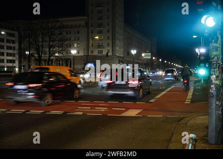 Berlin, Deutschland. 30. Januar 2024. Autos und Radfahrer sind unterwegs. Der ADAC Monitor 2024 „Mobile in the City“ konzentriert sich auf Dienste für Autofahrer, Nutzer öffentlicher Verkehrsmittel, Radfahrer und Fußgänger. Sowohl Bewohner der Städte als auch Besucher wurden befragt, um die Daten zu sammeln. Quelle: Hannes P. Albert/dpa/Alamy Live News Stockfoto