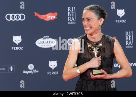 Madrid, Spanien. Januar 2024. Patricia López Arnaiz, Gewinnerin der besten Nebendarstellerin in einem Motion Picture für '20,000 especies de abejas, posiert im Presseraum während der Feroz Awards 2024 in der Palacio Vistalegre Arena in Madrid. (Foto: © NACHO LOPEZ/SIPA USA) Credit: SIPA USA/Alamy Live News Stockfoto