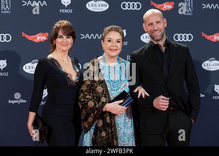 Silvia Marso, Monica Randall und Gonzalo Miro besuchen den roten Teppich der Feroz Awards 2024 in der Palacio Vistalegre Arena in Madrid. (Foto: Nacho Lopez / SOPA Images/SIPA USA) Stockfoto