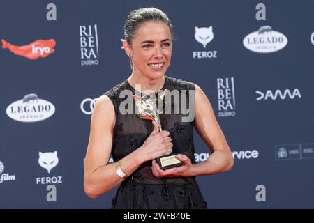 Madrid, Spanien. Januar 2024. Patricia López Arnaiz, Gewinnerin der besten Nebendarstellerin in einem Motion Picture für '20,000 especies de abejas, posiert im Presseraum während der Feroz Awards 2024 in der Palacio Vistalegre Arena in Madrid. (Foto: © NACHO LOPEZ/SIPA USA) Credit: SIPA USA/Alamy Live News Stockfoto