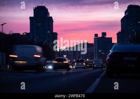 Berlin, Deutschland. 30. Januar 2024. Autos auf der Straße bei Sonnenaufgang. Der ADAC Monitor 2024 „Mobile in the City“ konzentriert sich auf Dienste für Autofahrer, Nutzer öffentlicher Verkehrsmittel, Radfahrer und Fußgänger. Sowohl Bewohner der Städte als auch Besucher wurden befragt, um die Daten zu sammeln. Quelle: Hannes P. Albert/dpa/Alamy Live News Stockfoto