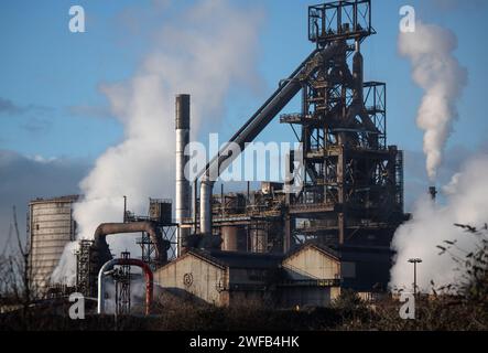 Port Talbot Steelworks, Port Talbot, Wales, Großbritannien. Januar 2024. Blick auf die Port Talbot Steelworks von einem Garten eines nahe gelegenen Hauses. / Die Besitzer Stockfoto