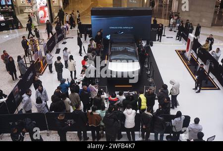 Hangzhou, China. 30. Januar 2024. Am 30. Januar 2024 beobachten Menschen den elektrischen Tesla Cybertruck in einem Einkaufszentrum in Hangzhou, China. (Foto: Costfoto/NurPhoto) Credit: NurPhoto SRL/Alamy Live News Stockfoto