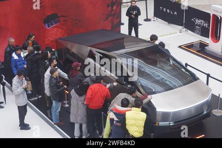 Hangzhou, China. 30. Januar 2024. Am 30. Januar 2024 beobachten Menschen den elektrischen Tesla Cybertruck in einem Einkaufszentrum in Hangzhou, China. (Foto: Costfoto/NurPhoto) Credit: NurPhoto SRL/Alamy Live News Stockfoto