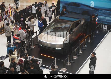 Hangzhou, China. 30. Januar 2024. Am 30. Januar 2024 beobachten Menschen den elektrischen Tesla Cybertruck in einem Einkaufszentrum in Hangzhou, China. (Foto: Costfoto/NurPhoto) Credit: NurPhoto SRL/Alamy Live News Stockfoto