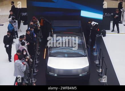 Hangzhou, China. 30. Januar 2024. Am 30. Januar 2024 beobachten Menschen den elektrischen Tesla Cybertruck in einem Einkaufszentrum in Hangzhou, China. (Foto: Costfoto/NurPhoto) Credit: NurPhoto SRL/Alamy Live News Stockfoto