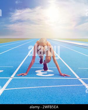 Eine afroamerikanische Athletin steht auf der blauen Olympiastraße an der Startlinie und verkörpert das Konzept des Renntrainings und des Engagements Stockfoto