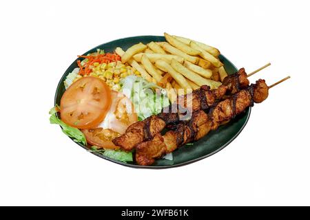 Teller mit zwei Rinderspießen und Salat, isoliert auf weiß, mit Schneidepfad Stockfoto