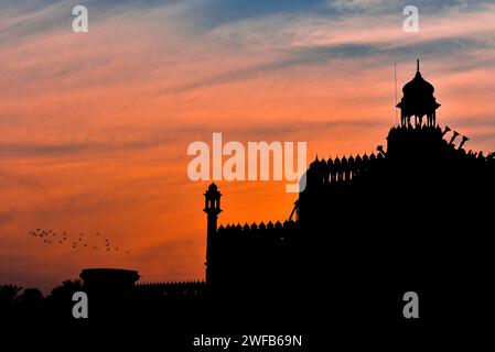 Silhouette des riesigen Eingangs des Rumi Tores in Lucknow City, Indien. Stockfoto