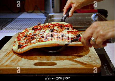 Frauenhände halten hausgemachte Pizza Stockfoto