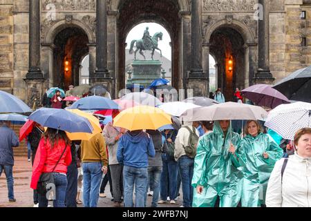 30.07.2011, Deutschland, Sachsen, Dresden, Blick in den Innenhof des Dresdner Zwingers bei Regen, im Hintergrund das König-Johann-Denkmal auf dem Theaterplatz *** 30 07 2011, Germany, Sachsen, Dresden, Blick in den Innenhof des Dresdner Zwingers im Regen, im Hintergrund das König-Johann-Denkmal auf dem Theaterplatz Stockfoto