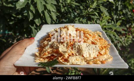 Knusprige und knusprige Papad Mamra oder Papad Chavanu Mischung aus Puffreis, sev, papad, Tee-Snacks und beliebten gujarati-Snacks Stockfoto