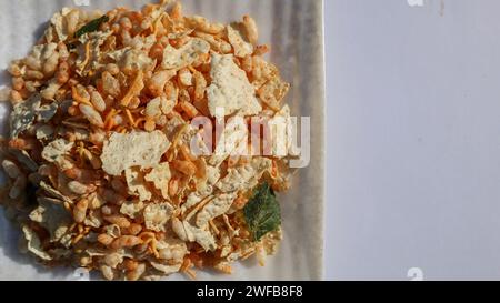 Knusprige und knusprige Papad Mamra oder Papad Chavanu Mischung aus Puffreis, sev, papad, Tee-Snacks Stockfoto