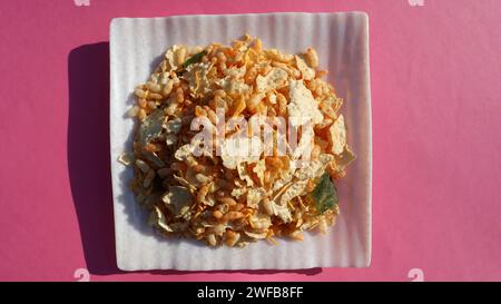 Knusprige und knusprige Papad Mamra oder Papad Chavanu Mischung aus Puffreis, sev, papad, Teespezialitäten in einem Gericht. Papad mamara bhel Stockfoto