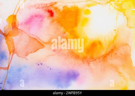 Abstrakte Aquarellmalerei mit einer lebendigen Mischung von Sonnenuntergang inspirierten Farbtönen. Stockfoto