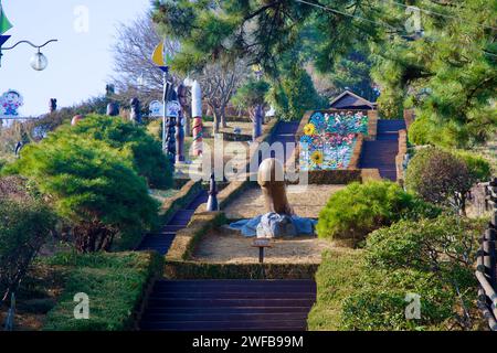 Samcheok City, Südkorea - 28. Dezember 2023: Panoramablick auf den mehrstufigen Innenhof im Haesindang Park mit der zentralen phallischen Skulptur Stockfoto