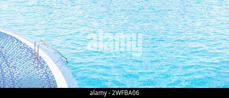 Swimmingpool mit Sonnenstrahlen. Pool-Hintergrund. Eintritt zum Swimmingpool. Blaue wellige Fliesen in einem Pool Stockfoto
