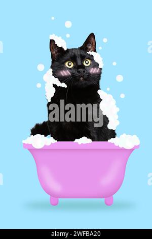 Zeitgenössische Kunstcollage. Schwarze Katze, die im Bad sitzt, umgeben von Seifenschaum mit roten Wangen vor blauem Hintergrund. Stockfoto