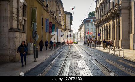 Berühmte Vintage-Straßenbahn in den engen Gassen von Lissabon, Portugal, Symbol von Lissabon, berühmtes beliebtes Reiseziel und Touristenattraktion Stockfoto