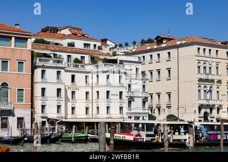 Venedig, Italien - 5. September 2022: Paläste und wunderschöne Häuser entlang des Canale Grande im San Marco Viertel von Venedig Stockfoto