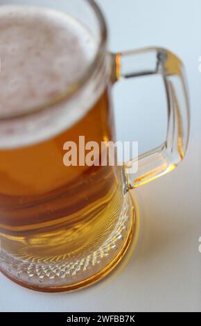 Riesiges Glas Mit Kaltem Bier Vom Fass, Bedeckt Mit Schaum Von Oben Stockfoto