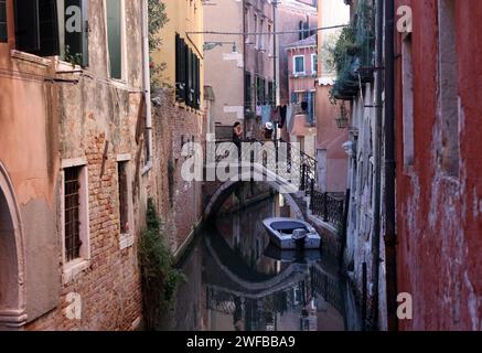 Venedig, Italien - 5. September 2022: Romantische, enge Kanäle, die von Brücken im San Marco Viertel von Venedig überquert werden Stockfoto