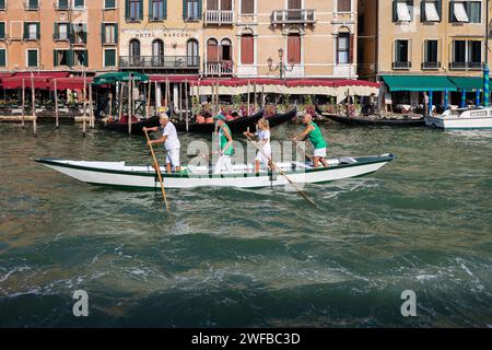 Venedig, Italien - 6. September 2022: Training der lokalen Rudermannschaft auf dem Canal Grande in Venedig, Italien Stockfoto