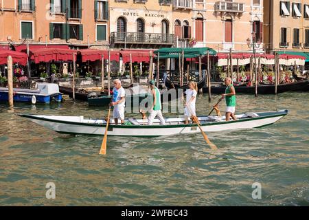 Venedig, Italien - 6. September 2022: Training der lokalen Rudermannschaft auf dem Canal Grande in Venedig, Italien Stockfoto