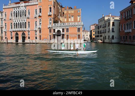 Venedig, Italien - 6. September 2022: Training der lokalen Rudermannschaft auf dem Canal Grande in Venedig, Italien Stockfoto