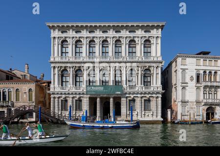 Venedig, Italien - 6. September 2022: Die weiße Marmorfassade von Ca' Rezzonico am Canale Grande in Venedig. Italien Stockfoto