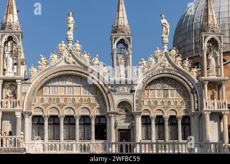 Südfassade der Markusbasilika in Venedig, Italien. Stockfoto