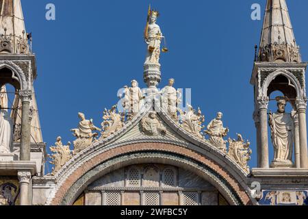 Südfassade der Markusbasilika in Venedig, Italien. Stockfoto