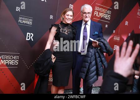 Julia Schütze und Sky du Mont bei Verleihung des 45. Bayerische Filmpreise für das Filmjahr 2023 im Münchner Prinzregententheater. München, 19.01.20 Stockfoto