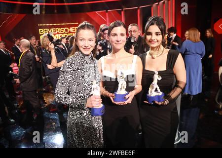 Hannah Herzsprung, Aylin Tezel und Bayan Layla bei der Verleihung des 45. Bayerische Filmpreise für das Filmjahr 2023 im Münchner Prinzregententheat Stockfoto